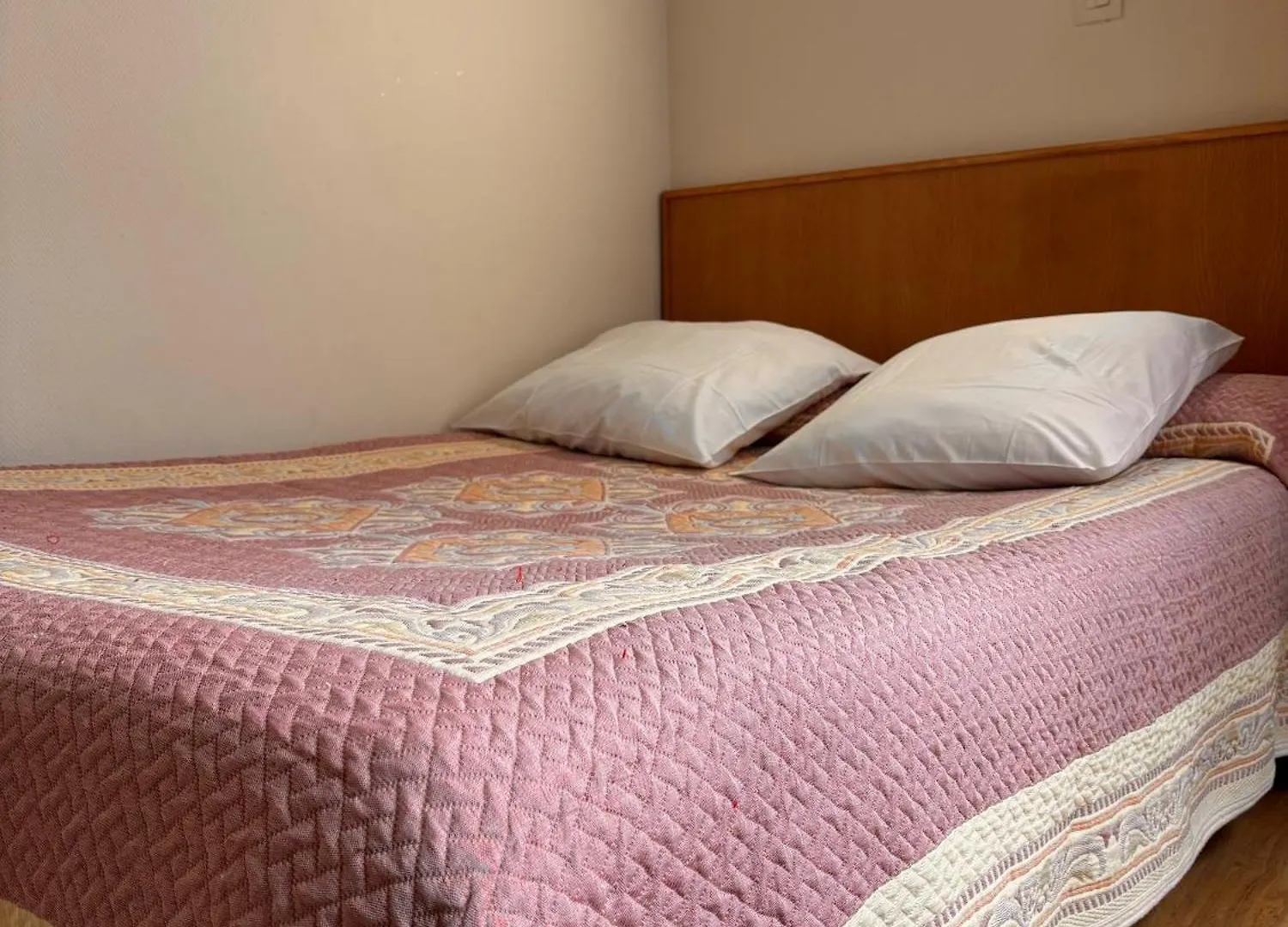 Hotel Des Fontaines Paris 2*,