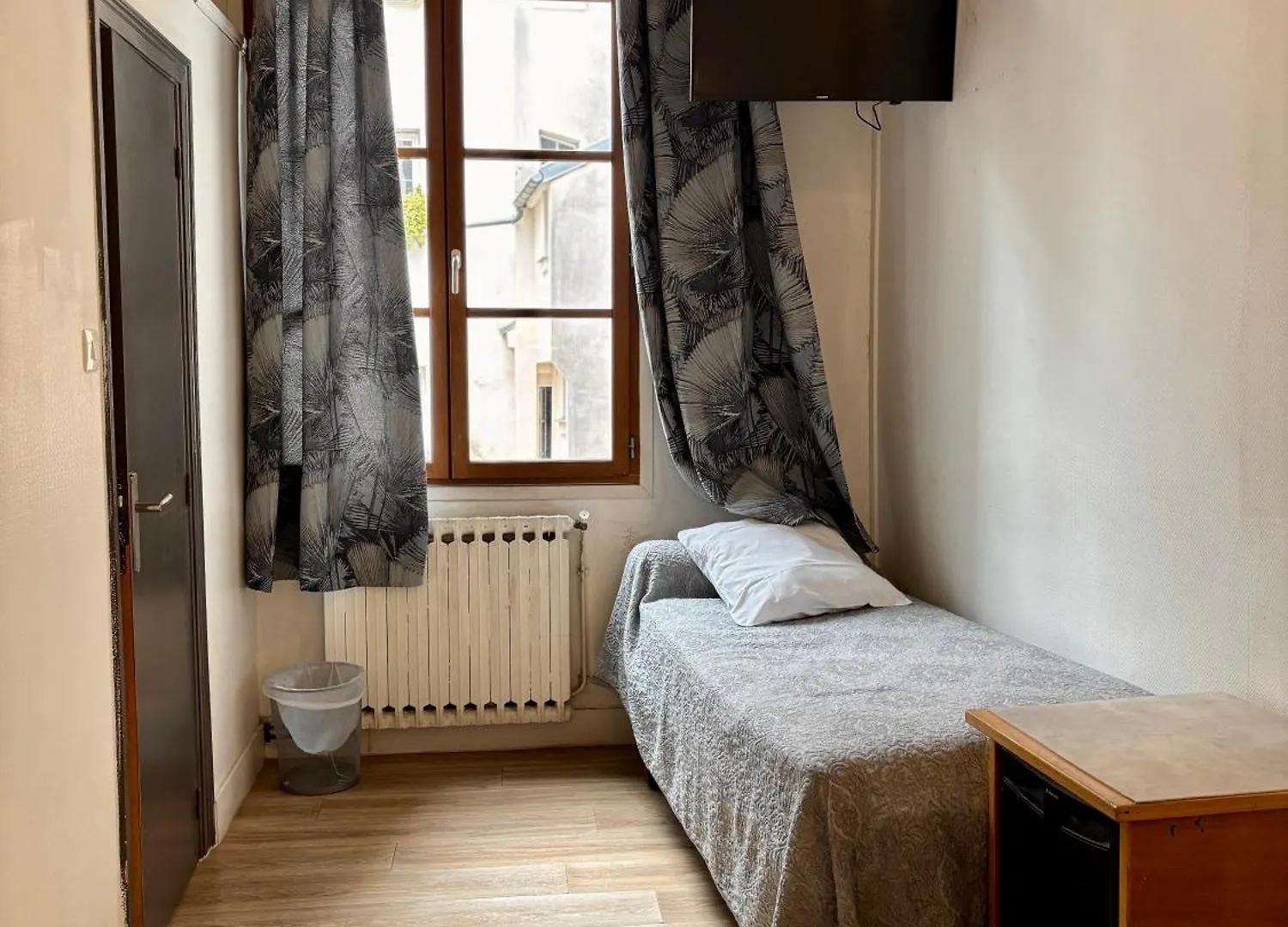 **  Hotel Des Fontaines Paris France